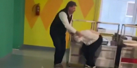 В Подмосковье учитель оттаскал школьника за шиворот из-за печенья. Новости 16 декабря - 29.Ru