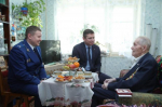 Глава Северодвинска вместе с прокурором вручают медали фронтовикам