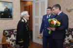 Глава Северодвинска вместе с прокурором вручают медали фронтовикам