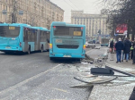 Автобус в Санкт-Петербурге протаранил несколько машин и вылетел на остановку с людьми — кадры