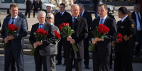 Николай Патрушев, Алексей Чекунков и Александр Цыбульский возложили цветы к памятнику участникам Северных конвоев в Архангельске - Пресс-центр Правительства
