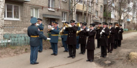Сегодня под окнами фронтовиков столицы Поморья играл оркестр - ГТРК Поморье