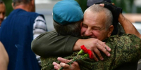 Каждый год в начале августа на улицы города выходят военные в тельняшках и голубых беретах | Источник: Александр Тонких / 29.RU - 29.Ru