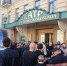 Многие люди пришли попрощаться с легендой к театру, где он играл более 50-ти лет  | Источник: Валентин Егоршин / «Фонтанка.ру» - 29.Ru