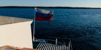 Узнать, когда в России отмечается День российского флага, очень легко: в этот день вы будете видеть триколор на улицах значительно чаще | Источник: Иван Митюшёв - 29.Ru