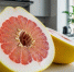 Чтобы фрукт был вкусным, выбирайте тяжелое помело с плотной, слегка блестящей кожурой и выраженным ароматом | Источник: Юрий Орлов / Городские медиа - 29.Ru