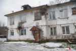 Этот дом из шлакоблока на Левом берегу построен в 1957 году, в 2019 году его признали непригодным для проживания | Источник: Иван Митюшёв / 29.RU