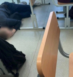 На одном из уроков старшеклассник просто лежит на полу, взявшись за голову | Источник: ученик Добрянской школы