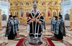 Митрополит Корнилий совершил в Михаило-Архангельском соборе богослужение Страстной пятницы с выносом Плащаницы