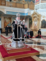 Митрополит Корнилий совершил в Михаило-Архангельском соборе богослужение Страстной пятницы с выносом Плащаницы