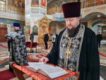Митрополит Корнилий совершил в Михаило-Архангельском соборе богослужение Страстной пятницы с выносом Плащаницы