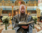 Митрополит Корнилий совершил в Михаило-Архангельском соборе богослужение Страстной пятницы с выносом Плащаницы