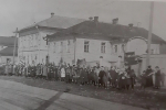 Улица Свободы. Группа школьников собирается на субботник, 1 мая 1920 года | Источник: из книги «Архангельск — век минувший. Страницы истории фотолетописи города», альбом, издательство «Правда Севера»