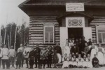 Еще более старый снимок — 1909 год. Хор и духовой оркестр Народного дома при библиотеке-читальне лесозавода Суркова и Шергольда | Источник: из книги «Архангельск — век минувший. Страницы истории фотолетописи города», альбом, издательство «Правда Севера»