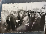 В руках шарики, таблички и веточки деревьев, украшенные цветами | Источник: Полина Карпович