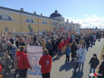 По набережной несут не только портреты родственников, но также флаги и плакаты  | Источник: Иван Митюшёв / 29.RU