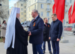 Митрополит Корнилий 9 мая возложил цветы к монументу Победы в Архангельске