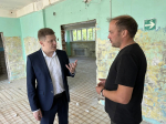 Иван Дементьев проинспектировал капитальный ремонт школы и детского сада в Коношском районе