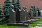 Юрия Андропова похоронили в феврале 1984 года, его памятник (второй слева на фото) оформили в темном, почти черном камне | Источник: Артём Устюжанин / MSK1.RU