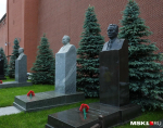 Могилы Черненко (справа) и Буденного (слева) исчезли из списков культуного наследия | Источник: Артём Устюжанин / MSK1.RU