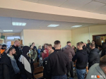 Кроме родных, на суд пришла огромная группа поддержки — молодые люди спортивного вида | Источник: читатель E1.RU